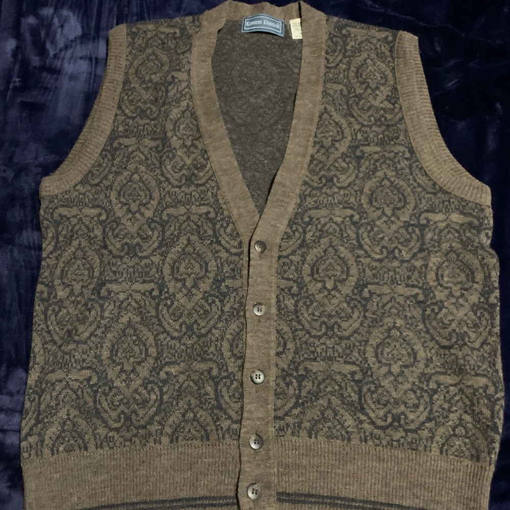 Brown Button-Up Vest with V-Neckline and Pattern